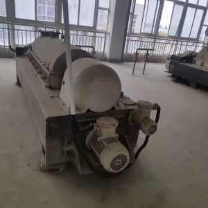 新定化工廠設(shè)備一批30立方不銹鋼儲罐5臺.3000L耙式干燥機3臺.450臥式螺旋離心機3臺.800酒精回收臺2套.1噸單效蒸發(fā)器一套2噸1噸搪瓷反應(yīng)釜12臺離心機4臺