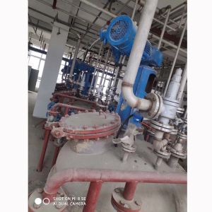 新定化工廠設(shè)備一批30立方不銹鋼儲罐5臺.3000L耙式干燥機3臺.450臥式螺旋離心機3臺.800酒精回收臺2套.1噸單效蒸發(fā)器一套2噸1噸搪瓷反應(yīng)釜12臺離心機4臺